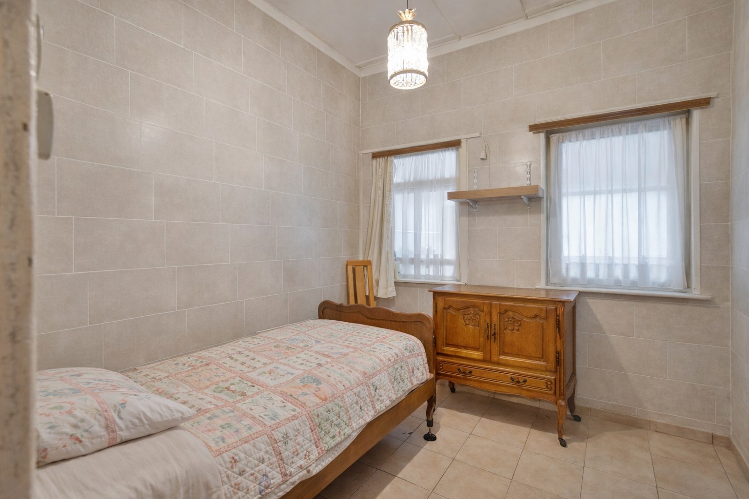 TE RENOVEREN GEZINSWONING MET 2 SLPKS TUIN EN STAANPLAATS - foto 4