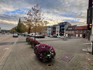<p>Een uniek stukje geschiedenis op een toplocatie!</p><p>Pal aan de Markt in Herk-de-Stad bevindt zich dit indrukwekkende historische herenhuis, een zeldzaam eigendom waar authentieke architectuur, karakter en uitzonderlijk potentieel samenkomen.</p><p>Achter de statige gevel schuilt een bijzonder pand met een rijke geschiedenis die eeuwen teruggaat. Historische bronnen vermelden het gebouw als ‘Het Moleneyser’ en in de nokbalk prijkt het jaartal 1666. De karaktervolle lijstgevel dateert van omstreeks 1910.</p><p>Authentieke details die indruk maken</p><p>Bij het betreden van het pand valt meteen de prachtige houten trap met sierlijk gebogen leuning op. De kleurrijke glas-in-loodramen, originele binnendeuren, hoge plafonds, verfijnde moulures en authentieke vloeren creëren een sfeer die vandaag nog zelden te vinden is.</p><p>De royale leefruimtes baden in natuurlijk licht dankzij de hoge ramen. Elegante wandbetimmeringen, decoratieve plafondornamenten en een schitterende marmeren schouw met verfijnd beeldhouwwerk benadrukken het uitzonderlijke karakter van deze eigendom.</p><p>Elk vertrek vertelt zijn eigen verhaal en getuigt van het vakmanschap en de grandeur van weleer.</p><p>Een eigendom boordevol mogelijkheden</p><p>Met zijn talrijke vertrekken, indrukwekkende zolderruimte, vier kelders en bijhorende tuin biedt dit herenhuis een bijzonder interessante basis voor een toekomstgericht renovatieproject.</p><p>Of u nu droomt van een prestigieuze privéwoning, een stijlvolle combinatie van wonen en werken, een representatieve praktijkruimte of een uniek investeringsproject: dit pand biedt tal van mogelijkheden, steeds onder voorbehoud van de vereiste vergunningen.</p><p>Het gebouw vraagt om een grondige renovatie, maar net daarin schuilt de kans om historische schoonheid te combineren met hedendaags comfort, met respect voor het authentieke karakter.</p><p>Een topligging met historische uitstraling</p><p>De centrale ligging aan de Markt vormt een absolute troef. Hier geniet u van alle voorzieningen binnen handbereik, terwijl het pand zelf een uitstraling bezit die nauwelijks te evenaren valt.</p><p>Van 1889 tot 2022 bleef het herenhuis bewoond door drie generaties van dezelfde familie. Een bijzondere geschiedenis die bijdraagt aan de unieke identiteit van deze plek.</p><p>Dit is geen doorsnee vastgoed, maar een zeldzame kans om een stukje geschiedenis nieuw leven in te blazen. Indelingsplan en opmetingsplan in bijlage te vinden of op onze site.</p><p>Startprijs is een vanafprijs van 320.000 euro. De eerste biedingsronde loopt nog tot en met 12 november om 15.00 u ! De biedingskosten van 4,54 % zijn bijkomende kosten voor de koper. Infoplicht: Vg, Wg/Agr, Gmo, Gvkr, Gvv. P-score: B, G-score: A. EPC: 807 kWh/(m² jaar) – label F. Oppervlaktes zijn indicatief. Dit betreft een onderhandelingsvoorstel, is geen bindend aanbod.</p>