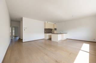 <p>In het centrum van Broechem vinden we dit kwalitatieve gebouw terug dat werd gebouwd in 2012. Een recent gelijkvloersappartement met tuin komt niet elke dag beschikbaar. Bijkomend is er een garagebox achterin bij aan te kopen voor 25.000 €. Het appartement haalt een EPC label B (score 109) met conforme elektriciteit. Kortom een ideale aankoop naar de toekomst.</p><p></p><p>We betreden het appartement in een lichtrijke leefruimte op parketvloer. We vinden een mooie open keuken terug met ontbijthoek. De keuken is voorzien van kwalitatieve toestellen (koken op gas, vaatwas, oven, koelkast). Tegenover de inkomdeur is er een leuke ruimte als vestiaire. Via de hal is er toegang tot het afzonderlijk toilet en een praktische berging. De badkamer is voorzien van een dubbele lavabo en bad met verlaagde instap en douchescherm.</p><p></p><p>Achterin zijn er twee slaapkamers op parket die allebei uitgeven op het terras en tuin. Bijkomend is er dan een garagebox, afzonderlijk mee aan te kopen voor een bedrag van 25.000 €.</p><p></p><p>Zoekt u een volledig instapklaar gelijkvloersappartement met tuin en parking in het centrum van Broechem? Aarzel niet en maak snel uw afspraak via 03/459.89.59.</p>