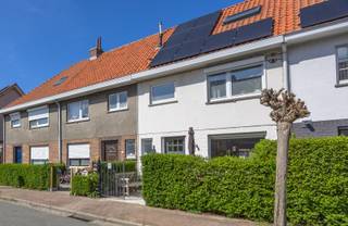 Deze knappe gezinswoning bevindt zich in een rustige en groene woonomgeving te Heist en vormt een ideale thuisbasis voor wie op zoek is naar comfort, licht en gezelligheid. Dankzij de grote glaspartijen geniet de woning van een overvloed aan natuurlijk lichtinval, wat zorgt voor een aangename en warme sfeer in elke ruimte.<br /><br />De woning werd smaakvol ingericht en beschikt over een mooie balans tussen functionaliteit en gezelligheid. De leefruimte sluit naadloos op de luxueuze volledig ingerichte leefkeuken aan en biedt een open, uitnodigende omgeving voor het hele gezin. <br /><br />Buiten geniet U van zowel een charmante voortuin als een gezellig aangelegde achtertuin met terras en tuinhuis — ideaal om te ontspannen in alle rust. Bovendien beschikt de woning over een goede EPC-score, wat bijdraagt aan het energiezuinige karakter.<br /><br />Kortom, een leuke gezinswoning op een rustige ligging, waar comfort en gezelligheid hand in hand gaan.<br /><br />Indeling:<br /><br />Gelijkvloers:<br />- Leuk voortuintje,<br />- Inkomhal met gastentoilet,<br />- Lichtrijke leefruimte met volle parketvloer,<br />- Luxueuze, volledig ingerichte leefkeuken,<br />- Gezellig, mooi aangelegd terras met tuinhuis,<br /><br />1ste verdieping:<br />- Drie volwaardige slaapkamers,<br />- Badkamer voorzien van inloopdouche, wastafel en toilet,<br /><br />2de verdieping:<br />- Ruime master bedroom,<br /><br />Bent U op zoek naar een instapklare, lichtrijke gezinswoning op een rustige locatie te Heist? Neem vandaag nog contact op voor een bezoek ter plaatse en ontdek zelf de troeven van deze woning!