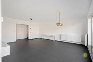 <p><span>Neder-Over-Heembeek: Ruim en lichtrijk appartement gelegen op de eerste verdieping van een recent gebouw met lift.</span></p><p><span>Dit prachtige appartement biedt een ruime en open indeling met veel natuurlijk licht. Bij binnenkomst ervaart u meteen de aangename sfeer van de leefruimte, die naadloos overgaat in keuken voorzien van alle comfort en van een ontbijthoek. Vanuit zowel de woonkamer als vanuit de keuken heeft u toegang tot het ruime terras, waar u kunt genieten van een groen en rustgevend uitzicht, midden in de stad. </span></p><p><span>Via de nachthal bereikt u de stijlvolle badkamer met inloopdouche, dubbele lavabo en aansluiting voor wasmachine en droogkast. Het toilet is apart. Het appartement beschikt over twee slaapkamers (14 &amp; 9m²) met beiden toegang tot een tweede terras aan de voorkant van het gebouw gelegen.</span></p><p><span>Provisie lasten: 150€/maand</span></p>