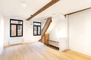 Deze prachtige woning, gelegen in zeer gezellig straatje in het historische stadscentrum van Leuven, onderging recentelijk een hoogwaardige karaktervolle totaalrenovatie. De centrale ligging op een steenworp van de grote markt en tal van winkels alsook ontspanningsmogelijkheden maakt dit een zeer gegeerde en unieke woonlocatie.<br />Op de gelijkvloerse verdieping bevinden zich 2 praktisch ingerichte slaapkamers met mooie plafondhoogte en elkéén aansluitend hun eigen badkamer. Één slaapkamer heeft rechtstreekse toegang tot een kleine gezellige patio.<br />Een “atypische” weldoordachte indeling met de leefruimte en open geïnstalleerde keuken met eiland op de eerste verdieping zorgt voor een ideale lichtinval.<br />Verdieping 2 herbergt een prachtige derde slaapkamer met heerlijke badkamer met ruime inloopdouche.<br />Op de bovenste en derde verdieping bevindt zich een heerlijke aparte ruimte met groot ligbad. De prachtige plafondhoogte tot de nok van het dak en behoud van authentieke balkenstructuur zorgt voor een rustiek karakter en historische uitstraling.<br />Momenteel is de woning verhuurd maar kan uiteraard steeds voor eigen bewoning worden opgezegd.<br />Doorheen de gehele woning vormt de combinatie van de oude elementen en de nieuwe hedendaagse renovatie een prachtige combinatie. Laat de beelden voor zich spreken en contacteer ons voor extra informatie en een bezoek ter plaatse. info@covas.be // 016 40 60 20 // www.covas.be