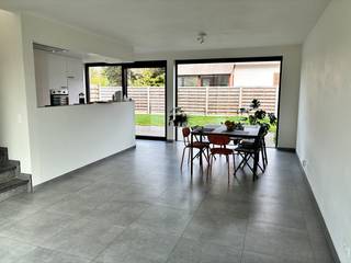 Eigentijdse, energiezuinige BEN-woning (E-peil = 23) !<br />Verhuring door vennootschap (mogelijks interessant voor bv. zelfstandige die deels thuis werkt).<br /><br />Via de inkomhal, komen we in de ruime, aangename leefruimte met open keuken. Deze kijkt, evenals het PC-hoekje, uit op de eigen tuin en terras (> 20 m²).<br />Naast de open keuken situeert zich eveneens een grote, afzonderlijke berging.<br />De eerste verdieping telt 3 mooie slaapkamers, en een modieuze badkamer (met inloopdouche).<br />U beschikt bovendien over een eigen privatieve kelder, evenals een gemeenschappelijke fietsberging.<br /><br />Bijkomende bijzondere troeven :<br />-E-peil = 23. Deze woning is m.a.w. bijna energie neutraal !<br />Er zijn zonnepanelen, evenals een geothermische warmtepomp. De woning wordt opgewarmd d.m.v. vloerverwarming. Vloerkoeling in de zomer. <br />-Uitstekende ligging/bereikbaarheid: deze entiteit bevindt zich vlakbij het Sint-Pietersstation, nabij de Sterre, Maria Middelares én op 50 m van een tramhalte. Met tram 1 staat u op 13 minuten in het stadscentrum !<br />- Ondergrondse fietsenberging aanwezig (via fietstrap toegankelijk);<br />-Huur kan (deels) als beroepskost worden ingebracht.<br />- Provisie : 200 €/maand<br /><br />Met andere woorden: een topper !