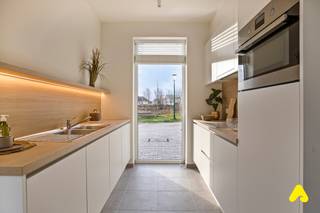 <strong><u>Kwalitatief en betaalbaar wonen aan de Westkust</u></strong><br />Groen genesteld, maar vlakbij alles. Kwalitatief, maar betaalbaar. Comfortabel, maar energiezuinig. Strak gevormd, maar heel gezellig. Maak kennis met Woonwijk Zoetwaterlande: een splinternieuwe, gemoedelijke buurt waar het leven zoet is. In de wijk zijn in totaal 41 piekfijne woningen met alle comfort te koop. Bovendien komen de woningen in aanmerking voor een verlaagd btw- tarief van 6% ipv 21%. En dat scheelt een flinke slok op de borrel. Betaalbaar wonen aan de Westkust? Jazeker. Het kan.<br /><br /><strong><em>Ligging</em></strong><br />De fonkelnieuwe woonwijk verrijst in Adinkerke, op het perceel tussen de Kasteelwijk en het Kanaal Duinkerke-Nieuwpoort. Een eilandje van rust met een idyllisch zicht op het water. Goed verscholen, maar toch op wandelafstand van school, winkels en centrum. Met de auto, het openbaar vervoer of te voet, via de voetgangersbrug. Rustig gelegen en toch vlakbij verschillende strategische verkeersknooppunten en... de zee, natuurlijk.<br /><br /><strong><em>FASE 1: UITVERKOCHT</em></strong><br /><br /><strong><em>FASE 2 : AFGEWERKT & INSTAPKLAAR, nog 1 woning te koop (lot 31)</em></strong><br /><br />Elke woning beschikt over 3 slaapkamers en 2 badkamers, privé-parkeerplaatsen/of garage en... een uniek zicht op het vlakke water en haar typische flora.<br />De ENERGIENEUTRALE woningen voldoen aan de strengste EPB-normen. Het zijn stuk voor stuk architecturale pareltjes, opgetrokken in de beste materialen en tot in de puntjes afgewerkt. Er werd werkelijk aan alles gedacht.<br /><br /><strong><em>Derde fase : RUWBOUW AFGEWERKT - Finale afwerking voorzien voorjaar 2027.</em></strong><br /><br /><u>Fase 3</u><br />In deze slotfase komen er nog eens 15 architecturale pareltjes bij, met elk drie slaapkamers, één badkamer, een privétuin én een parkeerplaats of garage. Ook deze woningen zijn volledig BEN en dus futureproof: zonnepanelen, vloerverwarming… alles is voorzien. Bovendien geniet je als koper nog steeds van het verlaagde btw-tarief van 6%. Dat verschil kan oplopen tot tienduizenden euro’s.<br /><br /><strong><em>Verlaagd tarief van 6% btw, mits voldaan wordt aan volgende voorwaarden:<br />- Domiciliëring: de koper moet zich er officieel domiciliëren<br />- Langdurige verhuur: het pand moet bestemd zijn voor langdurige verhuur aan particulieren</em></strong><br /><u>Comfortabel wonen met een plus</u><br />De woningen in fase 3 zijn instapklaar vanaf 329.500 euro. <br /><u>Laatste fase = laatste kans</u><br />Woonwijk Zoetwaterlande komt hiermee in zijn laatste rechte lijn. De vorige fases waren vlot verkocht. Interesse? Surf snel naar www.zoetwaterlande.be, bekijk de plannen en de prijzen en laat van je horen.<br /><br /><br />BEZOEK NU ONZE MODELWONING OP AFSPRAAK!<br /><br />KLIK HIER VOOR DE WEBSITE VAN ZOETWATERLANDE<br /><br /><br /><span>Klik hier voor ons aanbod</span>
