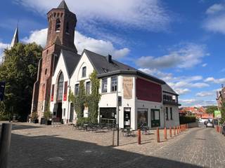 <p><span>Unieke duplex op de 1e verdieping met:</span></p><p><span>Gelijkvloers: inkomhal met trap naar boven;</span></p><p><span>1e verdiep: afzonderlijke WC; charmante living met gashaard en open keuken ingericht met afwasbak, vitrokeramische kookplaat, dampkap, oven, koelkast, vaatwas en kasten; slaapkamer; badkamer met dubbele lavabo, inloopdouche, ligbad en WC;</span></p><p><span>2e verdiep: 2 slaapkamers; badkamer met lavabo en douche;</span></p><p><span>Groot dakterras (+/- 35m²) toegankelijk via de keuken;</span></p><p><span> </span></p><p><span>Nutsvoorzieningen: water, elektriciteit (dubbel tarief - installatie conform - attest geldig tot 2040), centrale verwarming op gas, dubbel glas</span></p><p><span> </span></p><p><span> </span></p>