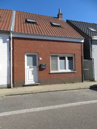 Instapklare gezinswoning met tuin op toplocatie in Kapellen!U betreedt deze gezellige en goed onderhouden woning via een aparte inkomhal, die toegang...