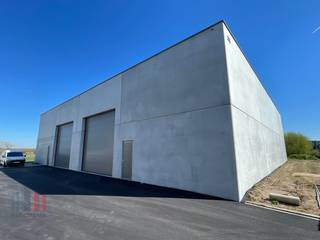 Nieuwbouw KMO-unit van 256 m² en 1 privatieve parkeerplaats te koop in Aartrijke. De geïsoleerde casco magazijnruimte (brandklasse C) is opgebouwd...