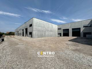 Nieuwbouw KMO-unit met een oppervlakte van 312m². Perfect gelegen op slechts 500m van de N9 en een vlotte verbinding naar de expressweg!<br /><br /><u><strong>Bijzonderheden:</strong></u><br />- Onmiddellijk beschikbaar bij akte!<br />- 6m VRIJE hoogte.<br />- Automatische sectionaalpoort + afzonderlijke toegangsdeur.<br />- Lichtstraat met rookluiken.<br />- Regenwaterpomp aanwezig.<br />- Zekeringkast aanwezig.<br />- Voldoende manoevreerruimte.<br />- Opslagruimte geschikt voor verschillende doeleinden.<br />- Polybetonvloer.<br />- Casco.<br />- Kleinere en grotere oppervlaktes beschikbaar.<br />- Inrichten van kantoorruimte is mogelijk dankzij de ramen.<br />- Tevens INTERESSANT als belegging!<br />- Mogelijkheid tot aankoop van parking.<br /><br />De loods maakt deel uit van het gloednieuwe project 'ZONE CENTRUM'. Zeer geschikt voor eigen gebruik en INTERESSANT als belegging! Aarzel niet ons te contacteren voor verdere info en/of een bezoek ter plaatse: 050/70 01 02 - nicolas@centro.be.