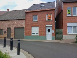 Instapklare woning met 3 slaapkamers te koop!Je komt de woning binnen via de inkomhal. Aansluitend heb je een ruime leefruimte. De keuken met...