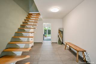 Deze Instapklare bel-etagewoning met inpandige garage en tuin wordt exclusief aangeboden via Access Estate.<br />BEZOEKDAG ZATERDAG 3 OKTOBER - OP AFSPRAAK!<br />Maak jouw afspraak via 0472 60 91 51 (telefoon, sms of Whatsapp).<br /><br />Deze instapklare bel-etagewoning is gelegen in een doodlopende straat in Sint-Amandsberg die toegang biedt tot het Sint-Baafskouterpark en de Rozenbroeken. Wie hier woont, heeft de rust en het groen vlakbij, maar zit toch zo in Gent en vlakbij alle dagelijkse voorzieningen. De woning werd in 2015 grondig gerenoveerd en kreeg in 2026 nog een volledig nieuw dak met 12 zonnepanelen. <br /><br />Binnenkomen doe je via een ruime inkomhal die toegang geeft tot het gelijkvloers, waar een multifunctionele ruimte met toegang tot de tuin is voorzien. Deze ruimte doet nu dienst als thuiskantoor, maar is evengoed bruikbaar als extra zithoek of voor een bijberoep aan huis. Daarnaast is er de inpandige garage, die heel wat bergruimte biedt en bereikbaar is via de oprit, waardoor er parkeerplaats steeds verzekerd is. Een absolute troef is de zuidwestgerichte tuin: de volwassen groenaanplant op het perceel zorgt voor een aangename privacy en een groene, rustige omgeving.<br /><br />Op het eerste verdiep bevinden zich een gastentoilet en de lichtrijke woonkamer met eet- en zitgedeelte, die vlot aansluit op de volledig geïnstalleerde open keuken. Dankzij de grote raampartijen geniet de ruime leefruimte van een aangenaam zicht op de tuin, en ze sluit rechtstreeks aan op het zuidwestgerichte overdekte terras met mooi zicht op het groen.<br /><br />Op het tweede verdiep bevinden zich twee grote slaapkamers en één kleinere slaapkamer, aangevuld met een badkamer met enkele lavabo, toilet en inloopdouche. Via een plooitrap is de praktische, beloopbare zolder toegankelijk, die mogelijks nog voor extra uitbreiding kan zorgen.<br /><br />Kortom, een ruime en energiezuinige bel-etagewoning met ruimte, privacy en de natuur voor de deur. De woning is uiterlijk beschikbaar vanaf 1 juli 2027.<br /><br />Troeven:<br />• Super locatie nabij het Sint-Baafskouterpark en de Rozenbroeken<br />• Inpandige garage en parkeergelegenheid op eigen terrein<br />• Zuidwestgerichte tuin met veel groen<br />• Multifunctionele ruimte op het gelijkvloers<br />• Verwarming en koeling met warmtepomp lucht/water (vloerverwarming)<br />• Recent vernieuwd dak met isolatie en 12 zonnepanelen<br /><br />Keuringen:<br />• EPC: label A<br />• Elektrische installatie: conform <br /><br />Grijp deze unieke kans en maak van deze instapklare bel-etagewoning jouw nieuwe thuis! Contacteer ons vandaag nog voor een afspraak op de bezoekdag.