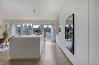 <p>Welkom in deze prachtige woning te Zwijndrecht, een ideale gezinswoning met een bewoonbare oppervlakte van maar liefst 260m² . Deze stijlvolle woning beschikt over vier ruime slaapkamers, perfect voor een groot gezin die op zoek is naar luxe en ruimte. De moderne en ongelooflijk ruime badkamer biedt comfort en stijl, met kwalitatieve afwerkingen die ontspanning garanderen.</p><p>De open keuken is een droom voor elke kookliefhebber, met een strakke, functionele opstelling die aansluit op de eet- en leefruimte. Veel lichtinval en een naadloze overgang naar de verzorgde tuin met zwembad, maken het een perfecte plek voor zomerse ontspanning.</p><p>Opbergruimte is ruimschoots voorzien, mede dankzij de ingebouwde kasten en ruime garage. De woning straalt rust en moderniteit uit door het gebruik van hoogwaardige materialen en een doordachte indeling.</p><p>Maak van deze woning jouw thuis, waar comfort en luxe naadloos samengaan. Een unieke opportuniteit voor wie zoekt naar kwaliteit en ruimte. Neem vandaag nog contact op voor een bezichtiging!</p>