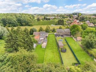 In het hart van Haspengauw, tussen de gehuchten Groot-Gelmen / Mettekoven / Klein-Gelmen / Veulen, aan de rand van natuurreservaat De Knoppel ligt deze prachtige bouwgrond.<br />Het perceel is zeer rustig gelegen in een doodlopende straat doch vlot bereikbaar via de N3. Het centrum van Heers is gelegen op +/- 3km. <br />Als u opzoek bent naar een mooi perceel voor half open bebouwing waar u van alle rust kan genieten; dit is uw kans! <br /><br />Interesse? 011/873307 of info@puur-groep.be