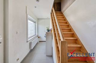 Op zoek naar een ruime, instapklare woning met alle comfort én een mooie tuin? Dan is deze volledig gerenoveerde gesloten bebouwing misschien wel...