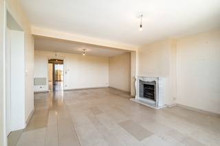 [[ DIT PAND NEEMT DEEL AAN DE ERA OPEN HUIZEN DAG OP 19/9 VAN 11:00 TOT 12:00 ]]
<p>Dit instapklare appartement aan de Noordlaan in Dendermonde biedt een aangename combinatie van ruimte, comfort en een centrale ligging. De grote leefruimte en ruime kamers zorgen voor een open en lichtrijke woonbeleving. Het gezellige zuidgerichte terras vormt een fijne plek om te ontspannen in alle rust. Dankzij de nabijheid van scholen, openbaar vervoer, het station, park en ziekenhuis geniet u hier van een vlotte bereikbaarheid. Bovendien kan het lopende huurcontract van de garage beneden overgenomen worden, wat een praktische oplossing biedt voor parkeren in het centrum.</p>

<p> </p>

<p>Belangrijkste ruimtes:<br />• Ruime woonkamer (33 m²) met veel lichtinval<br />• Keuken (10 m²) uitgerust met inductiekookplaat, oven, koelkast, vaatwasser en dubbele spoelbak<br />• Inkomhal (9 m²) met vlotte toegang tot de leefruimtes<br />• Badkamer (5 m²) met dubbele wastafel in meubel<br />• Apart toilet<br />• Berging (2 m²) en extra berging (3 m²)<br />• Slaapkamer (14 m²)<br />• Slaapkamer (13 m²)<br />• Zuidgericht terras (7 m²)<br />• Extra terras (3 m²)</p>

<p>Troeven:<br />• Instapklaar appartement met ruime leefruimte en grote kamers<br />• Gezellig zuidgericht terras<br />• Mogelijkheid tot overname huurcontract garage beneden</p>

<p>Neem vandaag nog contact op met je ERA-makelaar voor een bezoek. JOUW DROOMAPPARTEMENT. ZO GEVONDEN!</p>