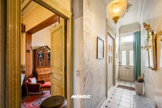 Karaktervol herenhuis met 4 slaapkamers, authentieke elementen en zonnige stadstuin van ca. 90 m² in hartje Mechelen<br /><br />Bent u op zoek naar een woning met karakter, ruimte en een uitzonderlijk renovatiepotentieel? Dan is dit statige herenhuis precies wat u zoekt. Met een bewoonbare oppervlakte van 198 m², vier volwaardige slaapkamers en tal van authentieke, originele elementen biedt deze woning een unieke kans om een prachtige gezinswoning volledig naar eigen smaak te renoveren.<br /><br />Bij het betreden van de woning komt u binnen in een stijlvolle inkomhal die toegang geeft tot de ruime leefruimte met gezellige zithoek en eetplaats. De hoge plafonds en authentieke details zorgen meteen voor een gevoel van grandeur en charme. Achter de eetplaats bevindt zich een hal met gastentoilet en toegang tot de aangename binnentuin van ca. 90 m². Voor een woning in het centrum van Mechelen is dit een uitzonderlijk grote buitenruimte waar u in alle rust kunt genieten.<br /><br />De woning is volledig onderkelderd en biedt momenteel plaats aan de keuken, een praktische wasruimte en meer dan voldoende bergruimte.<br /><br />Op de eerste verdieping bevinden zich twee ruime slaapkamers. De tweede verdieping beschikt over een derde ruime slaapkamer en een royale badkamer. Op de derde verdieping bevindt zich een zeer ruime zolderkamer met bijkomende opbergruimte in de nok, ideaal als extra slaapkamer, hobbyruimte of thuiskantoor.<br /><br />Naast het karakter en de ruimte geniet deze woning van een uitstekende ligging. Het bruisende centrum van Mechelen, met zijn gezellige winkels, horecazaken, scholen en openbaar vervoer, bevindt zich op wandelafstand. Bovendien is er in de straat ruime parkeergelegenheid, wat een grote meerwaarde is voor deze centrale locatie.<br /><br />Kortom, een unieke opportuniteit voor wie op zoek is naar een karaktervolle woning met authentieke uitstraling, een uitzonderlijk grote stadstuin en enorm veel mogelijkheden om er een prachtige thuis van te maken.<br /><br />Interesse? Contacteer ons vandaag nog voor een bezoek en ontdek zelf het potentieel van deze unieke eigendom!<br />Gino Haeck<br />0491/10.27.33<br />gino@mondovastgoed.be