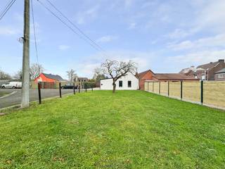 Terrain à bâtir prometteur avec plans approuvés, situé dans un quartier calme et facilement accessible.Ce terrain de 220 m² offre l’occasion idéale...