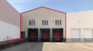 Strategisch gelegen logistieke opslagruimte van 1.481 m² met 78 m² kantoorruimte te huur in industriezone Cargovil, nabij de Woluwelaan, de R0 en de E19. De loods (5 T/m²) met een vrije hoogte van 7,5 - 8 m is voorzien van 3 laadkades. Verder zijn er sprinklers aanwezig alsook zonnepanelen. De kantoren zijn instapklaar en genieten van veel lichtinval. Ruime parkeer- en manoeuvreerruimte op het verharde terrein. Onmiddellijk beschikbaar. Contacteer PANORAMA voor bijkomende inlichtingen, plannen of een vrijblijvend plaatsbezoek 02 540 20 20.