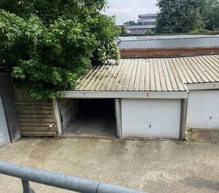 maandelijkse huurprijs 95€/maand +21%btwvrij onmiddellijkGelegen te Verdedigingstraat 11, afgesloten garagebox.inrit gelegen tussen Prudens van...