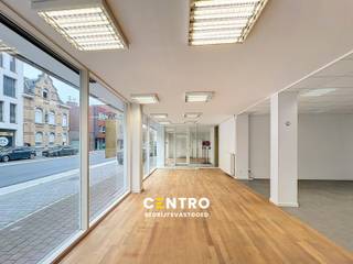 <strong>Met mogelijkheid om het aangrenzend pand van 212m² bij te huren en onderling te verbinden (totaal dan 662m²) !<br /><br /><u>Benaderende OPPERVLAKTEN:</u></strong><br /><strong><em>Constructie – bruikbare oppervlakten</em></strong><br />Kantoor: ± 450 m²<br /><br /><strong><u>INDELING</u></strong><u>:</u><br /><strong>Gelijkvloers:</strong><br />2 overdekte inkomsassen met glazen inkomdeur - grote open verbonden ruimten - bureel 1 met voorzetwand naar bureel 2 - keuken met serverkast + sanitair (m/v) - technisch lokaal.<br /><br /><strong><u>AFWERKING</u></strong><u>:</u><br />Tegelplafonds met inbouw verlichting - parket aan de straatkant, kunststof vloertegels - radiatoren - vliesbehang geschilderd - Siemens thermostaat per ruimte - bekabeling voor netwerk in muren - rookmelders - Vaillant condensatieketel met expansievat.<br /><br /><strong><u>GROTE TROEVEN van dit bedrijfspand:</u></strong><br />Brede voorgevel - visibiliteit.<br /><br /><strong><u>BESTEMMINGSMOGELIJKHEDEN: </u></strong><br />Winkel, kantoor, diensten en vrije beroepen, behalve: dierenarts, radiologie, café en restaurant.<br /><br /><strong><u>NUTSVOORZIENINGEN</u></strong><u>:</u><br />Stadswater, CV op aardgas, boiler voor warm water, elektriciteit (3N400V), telefonie/internet (wifi)/distributie, riolering.<br /><br /><strong><u>LIGGING:</u></strong><br />Centrum Roeselare. Op wandelafstand van de St-Michielskerk en de Grote Markt.<br />Vlakbij scholen, winkels en horeca. In nabijheid van het openbaar vervoer (bus en trein). Mobiscore 9,2/10.<br /><br /><u>* Bijzonderheden</u><br />- EPC-label B.<br />- Asbestvrij.<br />- Onze referentie op<strong> </strong><strong>www.centro.be</strong>: <strong>O0143 </strong>of contacteer ons via <strong>050700102</strong><strong>.</strong><br /><br /><strong>CENTRO | </strong><strong>BEDRIJFSVASTGOED </strong>is reeds 25 jaar <u>gespecialiseerd in de bemiddeling van commercieel- en bedrijfsvastgoed </u>in West- en Oost Vlaanderen.<br /><strong>Wilt u ook weten hoeveel uw bedrijfsgebouw waard is?</strong><br />Contacteer ons vrijblijvend voor een marktconforme waardebepaling van uw pand. <br />