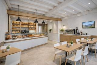 Pour plus d'informations ou pour une visite, appelez le 054 69 39 39 - Ce bâtiment commercial offre un énorme potentiel. Les espaces ont...