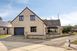 Deze uitzonderlijke villa is gelegen op een perceel van 5a 71ca en biedt maar liefst 267 m² bewoonbare oppervlakte, exclusief de inpandige garage...