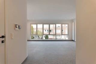 <p><span>Renovated apartment in quiet green residential area near Rivierenhof</span></p>
<p><span>The apartment is located on the first floor and is easily accessible via an wide staircase. You enter the apartment through the entrance hall with cloakroom and guest toilet. The spacious living area is bright. The luxurious open kitchen is equipped with all the usual appliances. The apartment has two bedrooms (17 m2 and 8 m2). The modern bathroom is equipped with a walk-in shower and a double vanity. The south-facing terrace is a great place to relax. Furthermore, the apartment has a spacious laundry room and a basement storage room.</span></p>
<p><span>Surroundings: Quiet residential area, close to the Rivierenhof and within walking distance of stores.</span></p>
<p><span>Available from 15/7/2026</span></p>
<p><span>Details:<br /></span><span>- Low common charges: 35 EUR/month<br /></span><span>- Seperate meters for the utilities (water, gas, electricity and internet)<br />- Standard 3-6-9 contract</span></p>
<p><span> </span></p>