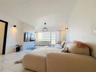 <p>In de verzorgde Residentie Talmar in Willebroek bevindt zich dit aangename drieslaapkamerappartement, ideaal gelegen nabij het centrum en met een vlotte verbinding naar de A12 richting Antwerpen en Brussel. De ligging biedt het beste van twee werelden: rust en comfort op wandelafstand van winkels, scholen en openbaar vervoer, gecombineerd met een uitstekende bereikbaarheid.</p><p>Bij het betreden van het appartement kom je in een ruime inkomhal die toegang geeft tot de lichtrijke leefruimte met eetgedeelte. Grote raampartijen zorgen voor een overvloed aan natuurlijk licht en bieden een mooi uitzicht op de omgeving. De praktische keuken sluit naadloos aan op de woonkamer en is uitgerust met voldoende kastruimte en werkoppervlak.</p><p>Verder beschikt het appartement over drie volwaardige slaapkamers, een badkamer met inloopdouche en dubbele wastafel, een aparte berging en een gastentoilet.</p><p>Aan beide zijden van het appartement bevinden zich twee aangename terrassen, waar je op elk moment van de dag van de zon kunt genieten.</p><p>De residentie beschikt bovendien over een gemeenschappelijke fietsenstalling. Als extra troef hoort bij het appartement een privatieve, volledig inpandige garagebox, optioneel aan te kopen voor €27.000.</p>