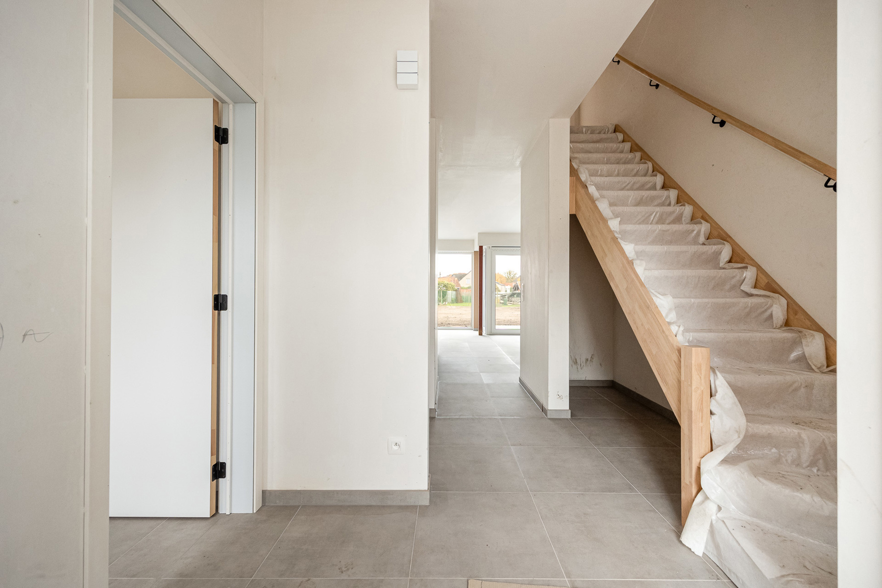 Woning met 3 slaapkamers en fietsenberging/carport op perceel van ca 367m² - foto 2