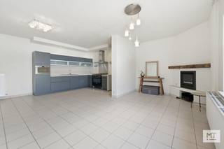 In het centrum van Langemark, op wandelafstand van de markt en alle voorzieningen, bevindt zich dit instapklare appartement met 2 slaapkamers. Het appartement beschikt over een <strong>conforme elektrische keuring, een EPC-label C</strong> (geen renovatieplicht) en is<strong> asbestveilig</strong>. Verhuizen kan dus zonder zorgen!<br /><br /><strong>Indeling</strong><br />Gezellige woon- en eetkamer (36 m²) met elektrische haard en open keuken, uitgerust met een gasfornuis, dampkap, oven, microgolfoven en anderhalve spoelbak. De hal geeft toegang tot 3 kamers (15 - 10 - 5 m²) en een badkamer (3 m²) met douche en enkelvoudig wasmeubel. Verder is er een berging (4 m²), een kelder (11 m²) en een garage (23 m²) met rechtstreekse toegang tot het appartement.<br /><br />Check zeker ook <strong>onderstaande video</strong>.<br />Link: https://youtube.com/shorts/6gmKvUp2_BU<br /><br /><strong>Meer informatie of een vrijblijvend bezoek?</strong><br />Bel Minthus op 0470 43 78 21 of mail naar info@minthus.be.