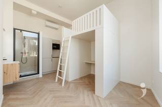 <p><span>Découvrez cette chambre d'étudiant moderne dans un projet de rénovation de qualité, située dans la Vaartstraat au cœur de Louvain. Le bâtiment a été entièrement rénové avec des matériaux durables et répond aux normes contemporaines de confort et d'efficacité énergétique.</span></p><p><span>La chambre est située au premier étage et sera meublée d'un mobilier design avec un lit en mezzanine de 1,40 m x 2,00 m, sous lequel se trouve un bureau avec une chaise. En outre, la chambre est équipée d'une armoire encastrée, d'un rideau et d'un bloc petit-déjeuner pratique avec micro-ondes et réfrigérateur. La chambre est également équipée d'une douche et d'un lavabo, pour plus de confort et d'intimité.</span></p><p><span>La chambre est équipée d'une pompe à chaleur air-air économe en énergie pour le chauffage en hiver et la climatisation en été. Le bâtiment dispose d'une cuisine commune entièrement équipée. Il y a également un agréable jardin de ville avec une terrasse, idéal pour se détendre.</span></p><p><span>Grâce à sa situation centrale, les campus, les magasins et les restaurants sont accessibles à pied - une base idéale pour les étudiants et un investissement intéressant.</span></p><p><span>De plus, la chambre sera gérée professionnellement pendant 3 ans par l'équipe de gestion immobilière d'Immo Livit. Ce service est inclus dans le prix demandé, ce qui vous permet d'investir en toute tranquillité. Les photos's proviennent de biens de référence et servent à illustrer le niveau de finition et l'atmosphère.</span></p><p><span> </span></p><p><span>Livraison prévue début juin 2026. Intéressé(e) ? Contactez-nous au 016 15 31 15 ou info@immolivit.be.</span></p><p><span> </span></p>