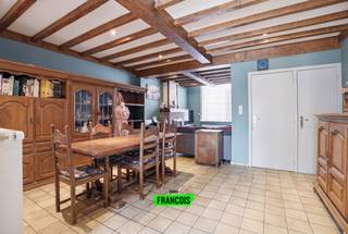 In de stadskern van Poperinge, bevindt zich deze woning. Deze woonst heeft een totale oppervlakte 232m² en is goed onderhouden. De indeling gaat...