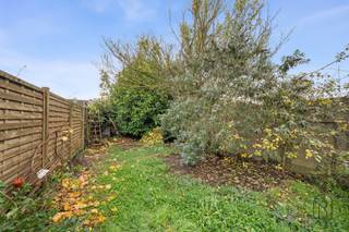 Rustig en aangenaam gelegen ruime degelijke woonst met tuin.Reeds vernieuwde en geïsoleerde daken, dubbele beglazing PVC, aangename ruimtes.INDELING:...