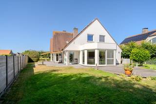 This spacious villa is located in one of the most desirable and quiet residential areas in Knokke-Heist, an exceptional home where comfort, energy efficiency and location come together. With a panoramic view over the extensive polders, this villa offers a unique combination of peace and openness, while still being close to the beach, Duinenwater and public transport.<br /><br />The villa is built on a spacious plot of 1,362 m² and has all contemporary techniques that contribute to sustainable and carefree living comfort. Solar panels, charging stations and a heat pump provide an energy-efficient lifestyle without sacrificing luxury. Inside, you can enjoy 361 m² of living space, divided into three full bedrooms, a spacious and bright bathroom, and a built-in sauna that provides a touch of wellness at home.<br /><br />The house also has a spacious indoor garage and additional parking options in the driveway, ideal for visitors or families with multiple cars.<br /><br />This is a rare opportunity for those looking for a ready-to-move-in villa with breathtaking views.<br /><br />Unique opportunity for those looking for a spacious villa for sale in Knokke-Heist! <br /><br />Would you like more information or a visit? Contact Arne Vandierendonck on 0493 25 35 85 or knokke@dewaele.com<br /><br /><br />The property is offered through the Power-sale formula. Between 08/08/2026 10:00 and 05/09/2026 16:00, you can come visit the villa by appointment and make an offer. The listed price is a starting price. For further information, please contact the property agent.<br /><br />Register of measures: no<br /><br />These AI visualizations are intended as inspiration. No technical specifications, urban planning regulations, or concrete realization possibilities were taken into account.
