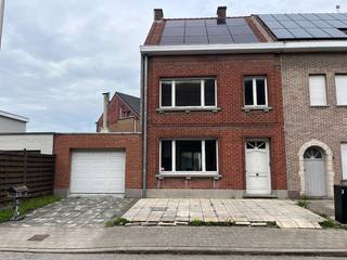 Bij het betreden van de woning kom je binnen in de ruime en lichtrijke leefruimte. Aansluitend bevindt zich de keuken, vanwaar je rechtstreeks...