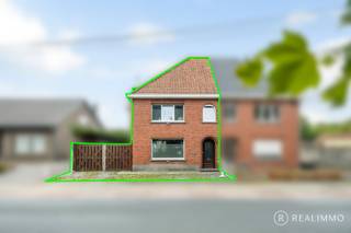 Deze op te frissen halfopen bebouwing is gelegen op<strong> een ruim perceel van 654 m²</strong> en biedt dankzij zijn ligging, indeling en tuin heel wat mogelijkheden. De woning bevindt zich op de rand van Waregem, op fietsafstand van het centrum en met een vlotte verbinding naar de belangrijkste invalswegen, Kruisem en de E17.<br /><br /><strong>Ligging</strong><br />Een ideale combinatie van<strong> rust, ruimte en bereikbaarheid</strong>. Het centrum van Waregem is gemakkelijk per fiets bereikbaar, terwijl de nabijgelegen verbindingswegen zorgen voor een snelle aansluiting richting omliggende gemeenten en de E17.<br /><br /><strong>Indeling</strong><br />Via de inkomhal kom je in de <strong>lichtrijke leefruimte</strong>, met aansluitend een aparte eetkamer. De vernieuwde Dovy-keuken sluit hier mooi op aan. Daarnaast bevindt zich de badkamer met toilet, die nog gerenoveerd dient te worden.<br />Verder beschikt de woning over een droge kelder. Op de verdieping zijn er twee ruime slaapkamers en een kleinere slaapkamer. De zolder, bereikbaar via een vaste trap, is momenteel ingericht als extra slaapkamer en biedt bijkomende mogelijkheden.<br />Buiten beschikt de woning over een afgesloten koer en een bijzonder ruime tuin. <strong>De aparte oprit leidt naar de garage</strong>.<br /><br /><strong>Technisch</strong><br />De woning wordt verwarmd met pelletkachels. Het EPC bedraagt 437 kWh/m² (label E). <strong>De ramen werden recent vernieuwd</strong>.<br />De woning is beschikbaar na opzeg van de huidige huurders.<br /><br /><strong>Troeven</strong>
<ul>
	<li>Perceel van 654 m²</li>
	<li>Zeer ruime tuin</li>
	<li>3 slaapkamers + ingerichte zolderkamer</li>
	<li>Recent vernieuwde ramen</li>
	<li>Garage met aparte oprit</li>
	<li>Centrum Waregem op fietsafstand</li>
	<li>Vlotte verbinding naar E17 en belangrijke invalswegen</li>
</ul>
<br /><strong>Contact</strong><br /><strong>Benieuwd naar de mogelijkheden</strong> van deze woning? Plan dan zeker een bezoek!<br />Voor meer informatie of een bezoek kan je contact opnemen met Cedrik via 0472 66 56 64 of cedrik@real-immo.be.