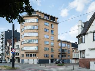 Ruim en karaktervol hoekappartement (bvo 151 m²) met onder meer drie slaapkamers, gelegen op korte wandelafstand van Gent Zuid. <br /><br />Dit lichtrijke appartement bevindt zich op de vierde verdieping van een verzorgde residentie (met lift) en biedt een mooi uitzicht over het park, met behoud van privacy.<br /><br />Hier woon je op korte wandelafstand van het stadscentrum, met een uitstekende verbinding naar de belangrijke invalswegen. <br /><br />Het appartement omvat o.m. een ruime leefruimte met veel lichtinval, drie volwaardige slaapkamers, een badkamer met ligbad en een compact terras ter hoogte van de keuken. <br /><br />Het appartement beschikt over een gunstig EPC, een conform keuringsattest elektriciteit en is asbestveilig. <br /><br />De ruime kelderberging biedt extra comfort en is inbegrepen in de vraagprijs. Er wordt geen vaste parkeerplaats verkocht.<br /><br />Voor meer informatie, mail naar info@carloeggermont.be