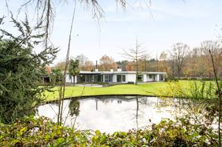 This stylish villa is located in the 'Ganzeplas' neighborhood in the beautiful Aalter.The property consists of 2 plots of building land, each...