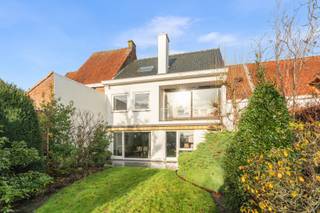 Te renoveren, lichtrijke gezinswoning met 4 slaapkamers, ruime zolder en zonnige tuin in DesselgemDeze ruime en lichtrijke woning biedt veel...