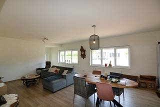 OMSCHRIJVING:<br />GELIJKVLOERS: Inkomhal, ruime woonkamer (7,10 x 5,00 m) met veel lichtinval, open keuken (3,20 x 1,80 m) voorzien van RVS spoelbak, koelkast, elektrisch fornuis, afzuigkap, vaatwasmachine en oven. Orangerie (8,00 x 5,00 m) met 2 toegangsdeuren, aan de voorzijde en achterzijde. Nachthal, slaapkamer 1 (4,00 x 3,75 m), slaapkamer 2 (4,00 x 3,00 m), slaapkamer 3 (4,00 x 3,00 m), badkamer (3,20 x 2,00 m) ingericht met douche, toilet, badkamermeubel met dubbele wastafel en voorziening voor wasmachine. Sas met toegangsdeur naar tuin en apart gastentoilet.<br />TUIN: Volledig omheinde en onderhoudsvriendelijke tuin, aangelegd met kiezelsteentjes en sierbestrating. Vrijstaande garage met automatische sectionale poort en toegankelijk via de achterliggende straat.<br /><br />BIJKOMENDE INFORMATIE:<br />- Ramen: PVC ramen met dubbele beglazing (elektrisch bediende rolluiken in woonkamer en slaapkamer 1).<br />- Vloeren: Moderne keramische parket doorheen het appartement, veranda voorzien van vloertegel.<br />- Rustige residentie met slechts 2 appartementen.<br />- GEEN GEMEENSCHAPPELIJKE KOSTEN<br />- Beschikbaar vanaf 15 augustus 2026.