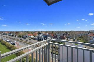 Appartement d'angle situé au centre, à quelques pas de la digue, de la rue commerçante et de la promenade pres du chenal du port.Disposition: hall...