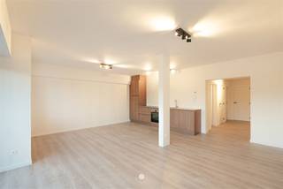<p><span>SINT-NIKLAAS - </span><span>Op zoek naar een energiezuinig appartement in het centrum? Dan is dit stijlvolle appartement precies wat je zoekt!</span></p><p><span> </span></p><p><span>Enkele troeven op een rij:</span></p><ul><li><span>Kwalitatieve renovatie met oog voor detail</span></li><li><span>Energiezuinig dankzij de gemeenschappelijke warmtepomp en doorgedreven isolatie</span></li><li><span>Twee ruime slaapkamers</span></li><li><span>Met zicht op het Stadspark</span></li></ul><p><span> </span></p><p><span>Indeling:</span><span><br />Via de inkomhal kom je in de lichtrijke leefruimte met open, volledig ingerichte keuken. De grote raampartijen zorgen voor een prachtig uitzicht over het Stadspark.<br />Verder beschikt het appartement over een ruime berging/wasplaats, een moderne badkamer met inloopdouche en lavabomeubel, en twee comfortabele slaapkamers.<br />Vanop het terras geniet je in alle rust.<br />Afzonderlijk toilet aanwezig.</span></p><p><span> </span></p><p><span>Het appartement is gelegen op de eerste verdieping (lift in het gebouw).</span></p><p><span> </span></p><p><span>Extra:</span><span><br />Mogelijkheid tot huren van een autostaanplaats in het gebouw (€ 60 / maand)</span></p><p><span>Gemeenschappelijk </span><span>dakterras </span><span>met magnifiek uitzicht over Sint-Niklaas.</span></p><p><span> </span></p><p><span> </span></p><p><span>Beschikbaar: </span><span>onmiddellijk<br /></span><span>Huurprijs: </span><span>€ 1.125 + € 120 algemene onkosten</span></p><p><span>Provisie verwarming € 100 /maand<br /></span><span>E-peil: </span><span>60</span></p><p><span> </span></p><p><span>Benieuwd naar dit unieke woonaanbod? Vraag snel je bezoek aan via onze website.</span></p><p><span> </span></p>