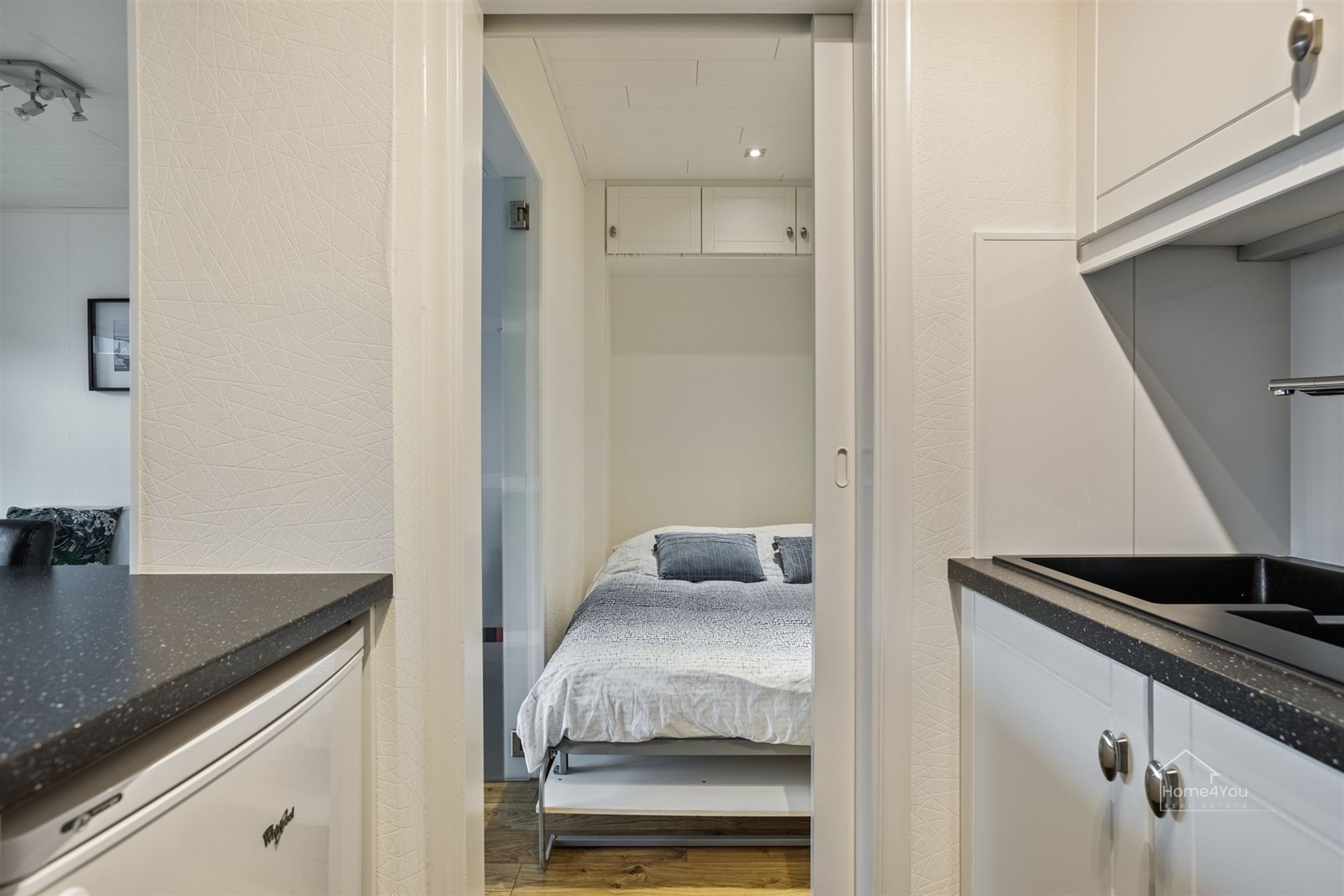 Beautiful refreshed furnished studio with 1 bedroom on ground floor 50 meters from beach and dike. - photo 4