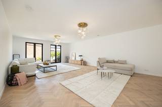Prachtige nieuwbouwwoning met 4 slaapkamers en tuin op een rustige ligging te Mechelen!<br /><br />Deze stijlvolle nieuwbouwwoning combineert ruimte, comfort en een kwalitatieve afwerking op een rustige locatie in Mechelen.<br /><br />Via de ruime inkomhal met apart toilet bereikt u de lichtrijke leefruimte waar voldoende plaats is voorzien voor zowel een gezellige zithoek als een volwaardige eetruimte. Aansluitend bevindt zich de stijlvolle, volledig ingerichte keuken die dankzij haar praktische indeling en kwalitatieve afwerking perfect aansluit bij het moderne wooncomfort.<br /><br />Op de eerste verdieping bevinden zich twee ruime slaapkamers (28m2 - 16m2), een badkamer met dubbele lavabo en inloopdouche, een apart toilet en een praktische berging.<br /><br />De tweede verdieping omvat nog twee slaapkamers (15m2 - 8m2) en een tweede badkamer met dubbele lavabo, toilet en aparte douche. Dankzij de hoge plafonds geniet deze verdieping van een extra ruimtelijk gevoel.<br /><br />Tot slot beschikt de woning over een mooi aangelegde buitenruimte waar het aangenaam vertoeven is.<br /><br />Belangrijkste troeven: <br /><br />- Zeer energiezuinige woning (EPC A)<br />- Hoogwaardige afwerking<br />- Rustige ligging te Mechelen<br />- Volledig instapklaar en direct beschikbaar<br /><br />Verkoop onder het btw-stelsel. <br /><br />Mogelijkheid tot aankoop aan 6% BTW of 21% BTW, mits de koper aan de wettelijke voorwaarden voldoet.<br /><br />Contacteer ons voor meer informatie, plannen, beschikbaarheid of een bezoek ter plaatse via info@dvarealestate.be of 03/297.00.00.