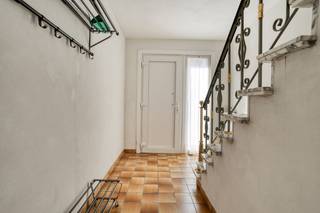 Deze statige halfopen woning biedt een zee aan ruimte en potentieel.<br />Dankzij enkele renovatiewerken kan u ze volledig omvormen tot uw ideale droomwoning.<br /><br /><strong>De woning beschikt over:</strong>
<ul>
	<li>Ruime en lichtrijke kamers</li>
	<li>Betonnen tussenvloeren</li>
	<li>Praktische bergruimtes</li>
	<li>Een zonnige tuin met achteraan enkele bijgebouwen die tal van invullingen toelaten</li>
</ul>
<strong>Indeling:</strong>

<ul>
	<li>Gelijkvloers: inkomhal, woonkamer, keuken, veranda, toilet en ruime garage</li>
	<li>Eerste verdieping: nachthal, 4 slaapkamers en badkamer</li>
	<li>Kelder + buitenbergingen met bijhorende zolder</li>
</ul>
<strong>Troeven:</strong>

<ul>
	<li>Bewoonbare oppervlakte van 207 m²</li>
	<li>Perceel van 589 m² met doorrit langs de zijkant (handig voor fietsen, tuinmateriaal en afval)</li>
	<li>Verwarming op propaangas met condenserende ketel</li>
	<li>EPC-score C → géén renovatieplicht!</li>
	<li>Voldoende parkeergelegenheid, ruime garage en mogelijkheden voor carport</li>
</ul>
Een woning met sterke basisstructuur en heel wat mogelijkheden om er een prachtige gezinswoning van te maken.<br /><br />De ligging is landelijk en zeer rustig. Op enkele minuten gelegen van het centrum van Beveren en op 10 min. van het centrum van Roeselare.<br />Er is een zeer vlotte verbinding met de Ring van Roeselare en de E403 Kortrijk Brugge. <br /><br />Bij interesse, aarzel niet ons te contacteren op 051/201.400 of info@dicasa.be