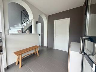 <strong>Unieke gezinswoning met veel mogelijkheden, garage en tuin</strong><br /><br />We vinden deze <strong>bijzondere </strong><strong>woning</strong> in de <strong>Neerlandwijk</strong>, vlakbij diverse invalswegen en op wandelafstand van het <strong>Park Van Eeden</strong>. <br />Origineel was er een <strong>praktijk</strong> voorzien op de 1e verdieping. Deze ruimte is toegankelijk door een trap, apart van het woongedeelte. <br />Verder is de woning is <strong>zeer goed onderhouden </strong>en geniet u van al het dagdagelijke comfort. <br /><br /><strong>Algemeen:</strong><br />- Energiezuinige woning<br />- Bewoonbare oppervlakte ca. 246 m²<br />- Hoogwaardige afwerking<br />- 3 volwaardige slaapkamers<br />- Multifunctionele kamer van ca. 25m² als praktijk of 4e slaapkamer<br />- Inpandige garage<br />- Gevelbreedte van 10m<br />- Zuidwestgerichte tuin met groenzicht en zonnig terras<br /><br /><strong>Ligging:</strong><br />- Vlotte verbinding naar Antwerpen en Brussel, nabij Wilrijk, Edegem en Aartselaar<br />- Scholen, winkels en openbaar vervoer vlakbij<br />- Natuurgebieden op wandel- en fietsafstand (Park Van Eeden)<br /><br /><strong>Technische kenmerken:</strong><br />- Bouwjaar 1992, gerenoveerd in 2020<br />- EPC B: 189 kWh/m²/jaar<br />- Droge kelder (ca. 21 m²) en kruipkelder<br />- 25 zonnepanelen met thuisbatterij<br />- Gascondensatieketel (2023)<br />- Vernieuwde radiatoren<br />- Rolluiken, parketvloeren<br />- Laadpaal, airco, alarm en camerabewaking<br />Indeling<br /><br /><strong>Gelijkvloers (ca. 133 m²)</strong><br />- Inkomhal met gastentoilet<br />- Lichtrijke leefruimte met toegang tot tuin en terras<br />- Bureauruimte/speelkamer<br />- Ingerichte keuken met Miele toestellen<br />- Berging met keldertoegang<br />- Inpandige garage (ca. 20 m²) met automatische poort<br /><br /><strong>Verdieping (ca. 113 m²):</strong><br />- Nachthal met apart toilet<br />- Badkamer met inloopdouche, ligbad en dubbel wasmeubel; stalen deur van VIDA DOORS<br />- 3 slaapkamers (ca. 10m², 10m² en 17m²)<br />- Extra kamer van ca. 25m² met wateraansluiting en aparte toegang, ideaal voor praktijk of 4e slaapkamer. <br />Op de overloop is ruimte voor een tweede badkamer of wachtruimte.<br /><br />Stedenbouw. inlichtingen in aanvraag