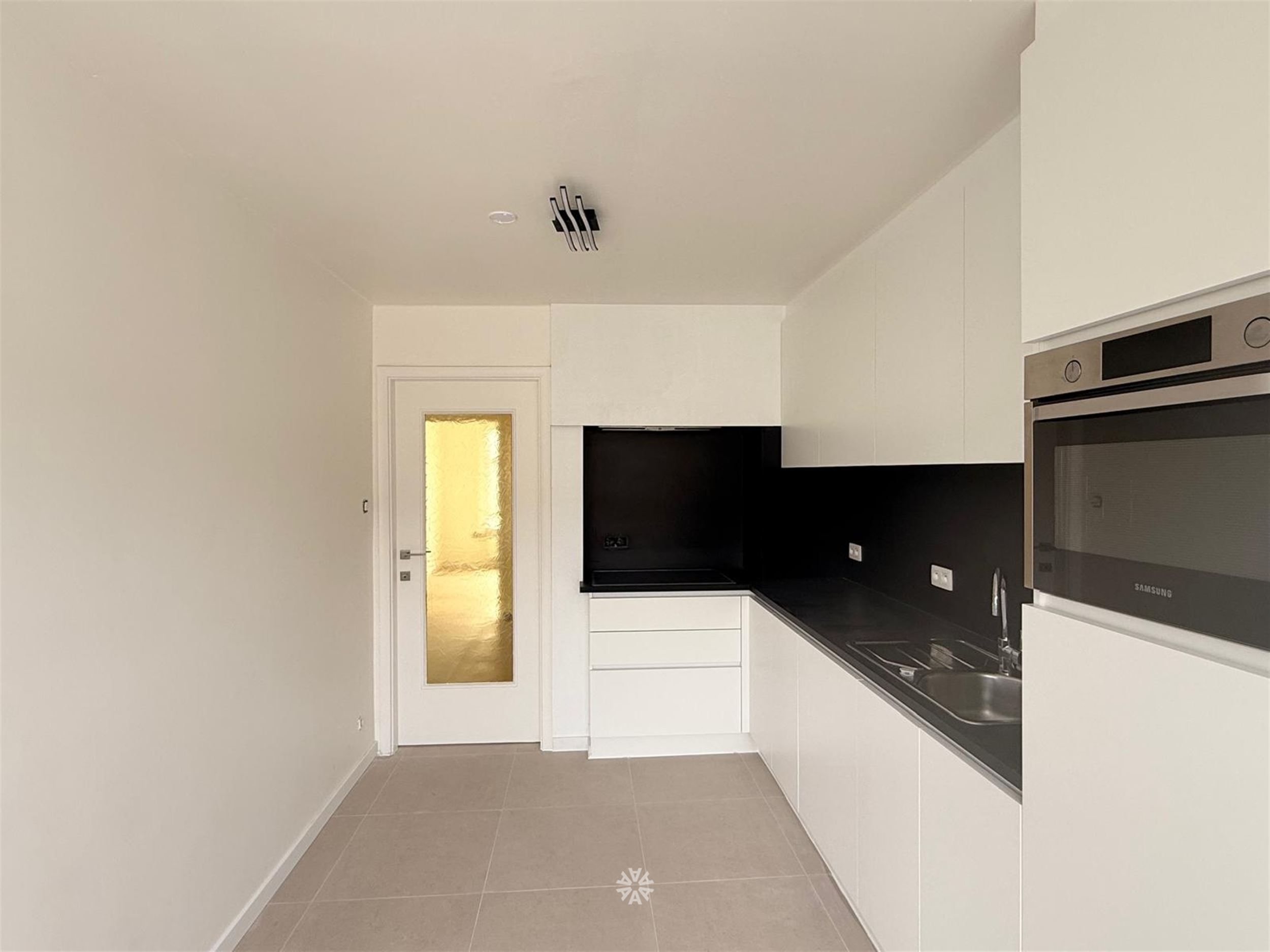Gerenoveerd appartement met 2 slaapkamers en terras - foto 4
