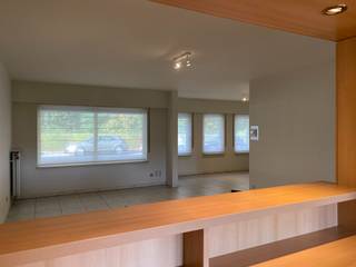 Bestaande uit een inkomhall, living, keuken, 2 slaapkamers, badkamer, berging, terras met kleine tuin en ruime garagebox.<br />Nabij ziekenhuis en station.<br />+ 50 euro syndiek.<br />Rolluiken<br />IN RECENT GEBOUW WAARIN SLECHTS 3 APPARTEMENTEN.<br />"GELIJKVLOERS". GOED ONDERHOUDEN.<br />APARTE INGANG EN VOLLEDIG PRIVE.