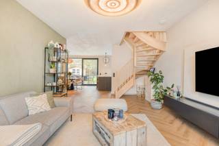 Ontdek deze prachtige en energiezuinige nieuwbouwwoning uit 2024, gelegen in een rustige en doodlopende nieuwbouwwijk te Affligem. De woning combineert modern comfort met een hoogwaardige afwerking en geniet van een topligging met uitstekende verbinding naar de autostrade.<br /><br />Indeling van de woning:<br /><br />Gelijkvloers:<br />-Inkomhal met apart toilet<br />-Open leefruimte met veel lichtinval<br />-Volledig uitgeruste open keuken<br />-Berging toegankelijk via inkomhal en zijdeur<br /><br />Eerste verdieping:<br />-Ruime nachthal<br />-Drie slaapkamers (één momenteel in gebruik als dressing)<br />-Badkamer met ligbad, douche en dubbele wastafel<br />-Wasruimte met aansluitingen voor wasmachine en droogkast<br />-Aparte toilet<br /><br />Zolderverdieping:<br />-Momenteel één grote slaapkamer<br />-> Mogelijkheid tot het creëren van twee afzonderlijke slaapkamers of slaapkamer en badkamer aangezien alle nodige aansluitingen reeds voorzien zijn.<br /><br />Troeven van de woning:<br />-Toplocatie in een rustige, doodlopende wijk<br />-Privéparking én openbare parkeerplaatsen in de omgeving<br />-Vloerverwarming via lucht-water warmtepomp<br />-5 zonnepanelen + laadpaal<br />-Nieuwbouw met mogelijkheid tot 2% registratierechten<br />-Ventilatie type D<br />-E-peil 10 / EPC A<br /><br />Bent u op zoek naar een ruime, energiezuinige woning op een toplocatie in Affligem? Plan vandaag nog uw bezoek!<br />Inschrijven of meer informatie:<br />Via de link: of rechtstreeks bij Robbe: robbe.van.der.cammen@albert.immo | 0498 26 28 49