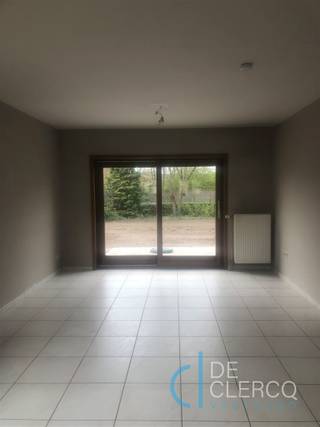 <p>Deze charmante alleenstaande woning bevindt zich in een rustige verkaveling nabij het dorp van Lochristi. Een ideale gezinswoning door de goede ligging en de verbindingswegen in de buurt. De woning omvat op het gelijkvloers een inkom, een afzonderlijk toilet, een leefruimte met uitzicht op de mooie tuin, een keuken  en garage. Op de eerste verdieping zijn er 3 slaapkamers (1 grote en 2 kleinere), een badkamer (toilet - dubbele lavabo - bad) terug te vinden. Tot slot is er een grote en gemakkelijk te onderhouden tuin ( met tuinberging) en terras aanwezig. Uw contactpersoon voor deze woning is Leen De Clercq, afspraken kunnen steeds via mail naar leen@vastgoed-dc.be worden vastgelegd.</p>