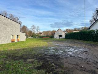 Beau terrain à bâtir pour une maison individuelle (bâtiment ouvert) sur un terrain de 11,5 acres, situé dans une impasse extrêmement calme, en...